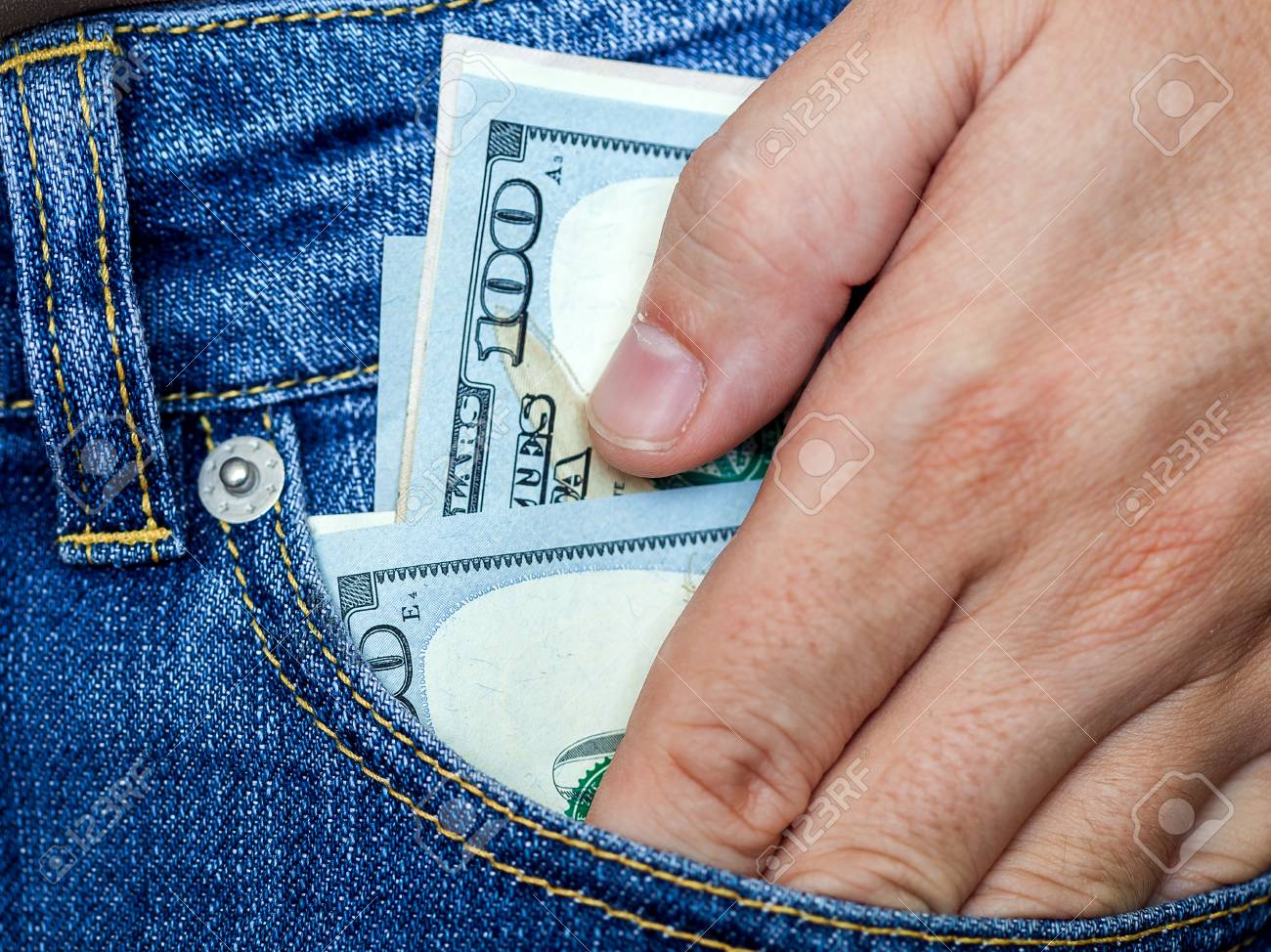 bolsillo con billetes y monedas