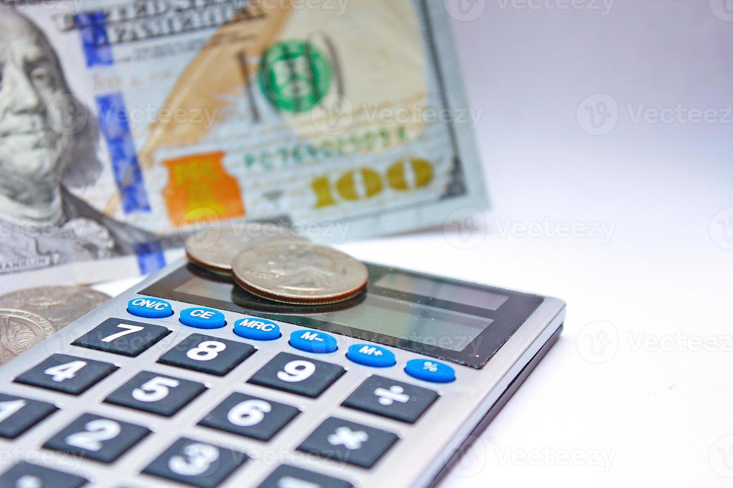 calculadora y billetes sobre una mesa 1
