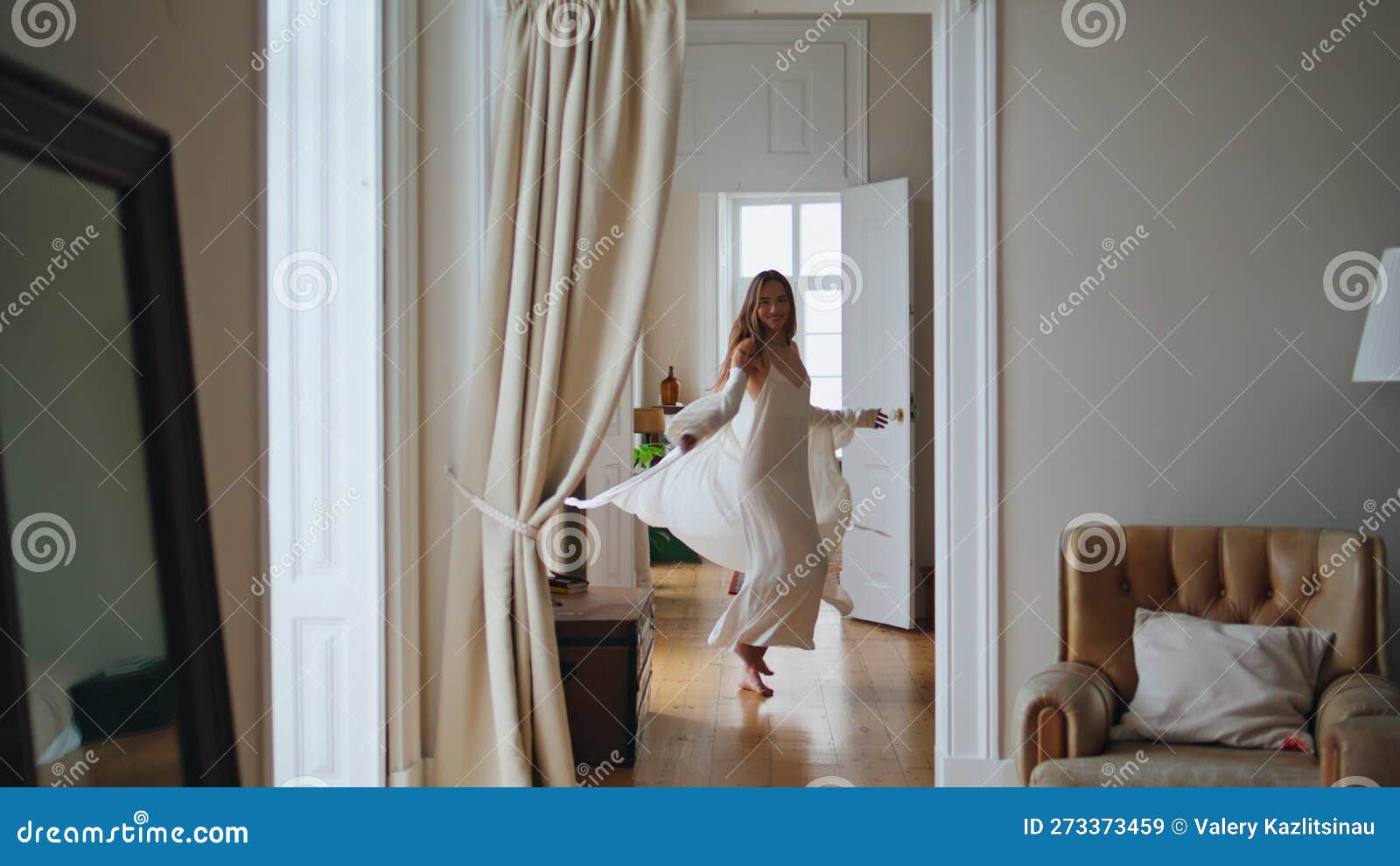 Dónde puedo solicitar un crédito para dueñas de casa en Banco Estado 1 casa acogedora con mujer feliz