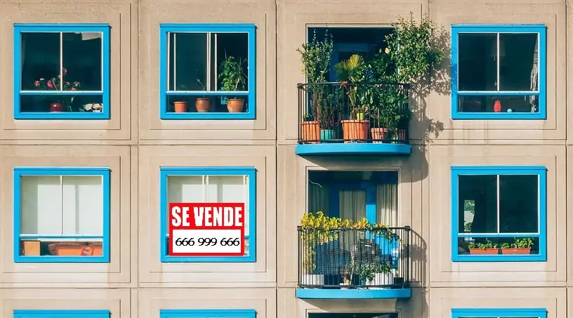 Si vendo mi casa, puedo postular al subsidio habitacional en Chile 1 casa en venta con letrero llamativo