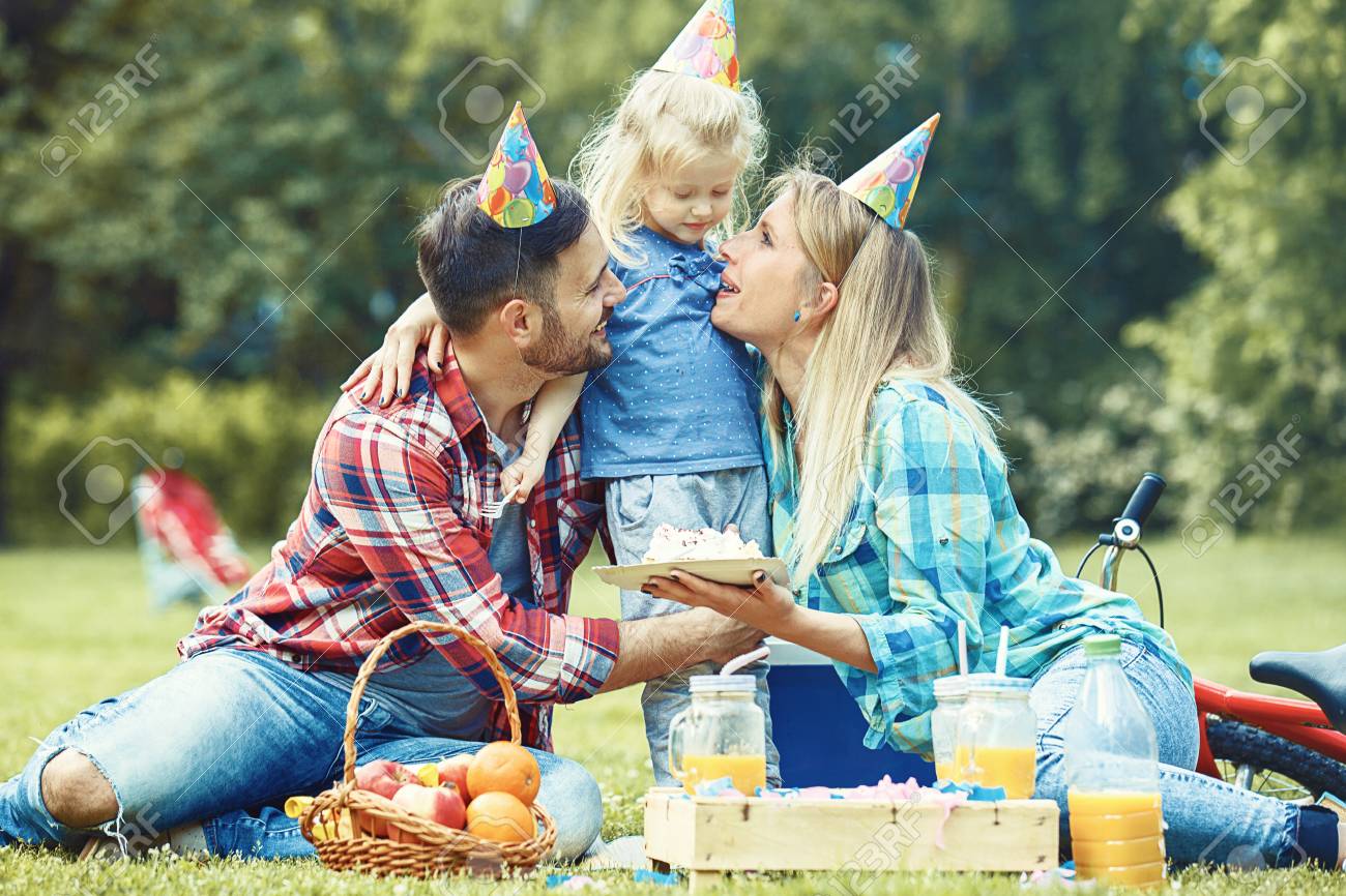 Se paga si un feriado irrenunciable cae en domingo en Chile 1 familias celebrando un feriado en parque