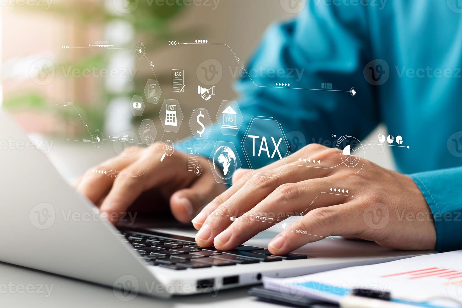 persona usando computadora para realizar pagos