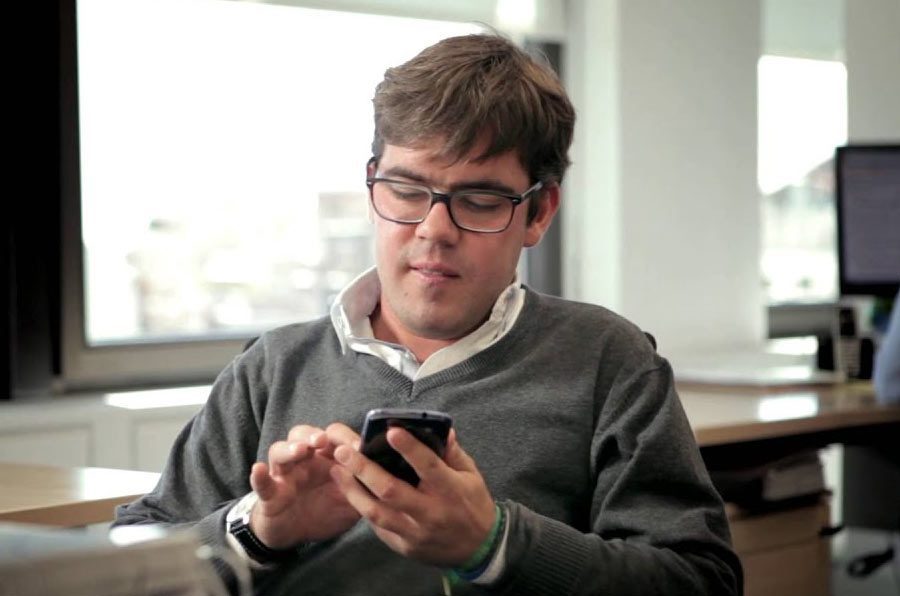 Cómo consultar la Inspección del Trabajo desde tu celular en Chile 1 persona usando smartphone con aplicacion abierta