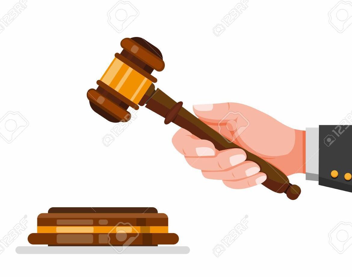 una mano sosteniendo un martillo de madera sobre un fondo de documentos legales